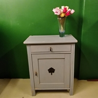 lyseblåt træ servantemøbel med skuffe og skabslåge fra Sverige sort dekoration gammelt svensk genbrugs møbel